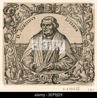 Un'incisione presenta Martin Lutero in un ritratto formale associato alla cultura della riforma del XVI secolo, che riflette le tradizioni di somiglianza stampate utilizzate per far circolare immagini di riformatori religiosi chiave in tutta Europa. Foto Stock