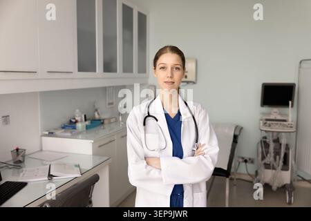 Ritratto di una donna sicura di sé in una clinica moderna Foto Stock