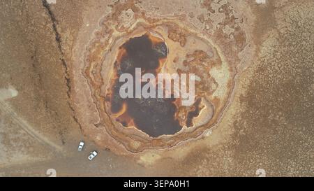 Vista aerea dall'alto verso il basso delle gorgoglianti acque geotermali, dei depositi di zolfo e delle croste minerali grezze nella depressione del Danakil, nella regione di Afar, in Etiopia Foto Stock