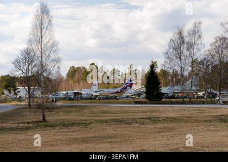 Storici aerei dell'epoca sovietica esposti in un campo erboso circondato da alberi nel museo dell'aviazione all'aperto di riga. Foto Stock