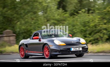 Stony Stratford, Bucks, Regno Unito - 7 giugno 2026: 1999 Porsche Boxster guida su una strada britannica Foto Stock
