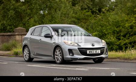 Stony Stratford, Bucks, Regno Unito - 7 giugno 2026: 2013 Mazda 3 guida su una strada britannica Foto Stock