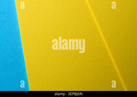 I vivaci pezzi di carta blu e giallo si sovrappongono a un design giocoso, invitando la creatività. Foto Stock