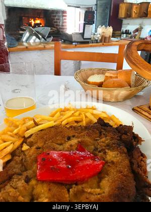 Tradizionale cachopo asturiano in un ristorante. Asturie, Spagna. Foto Stock