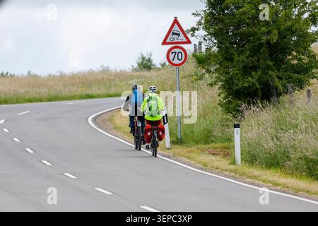 Kall, Germania. 14 giugno 2026. I ciclisti percorrono una strada di campagna nella regione di Eifel con il tempo secco. Credito: Thomas Banneyer/dpa/Alamy Live News Foto Stock