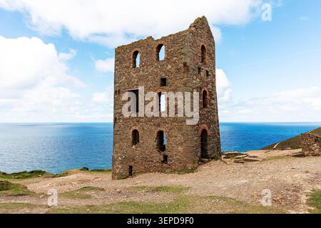 Wheal Coates si trova sulla scogliera vicino a St Agnes, in Cornovaglia, con vista sull'Atlantico. L'alta struttura in pietra con aperture in mattoni ad arco si erge Foto Stock