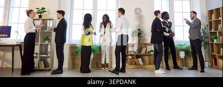 Collaborazione diversificata durante le riunioni, discussione di strategie e lavoro di squadra Foto Stock