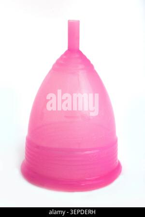 Coppetta mestruale in silicone rosa riutilizzabile isolata su sfondo bianco. Foto Stock