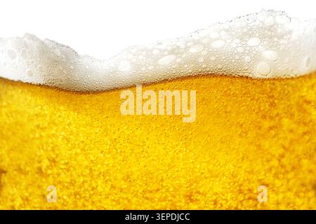 Birra con schiuma come sfondo full frame, la bevanda alcolica è disponibile anche in versione analcolica, prodotta da luppolo e malto secondo Foto Stock