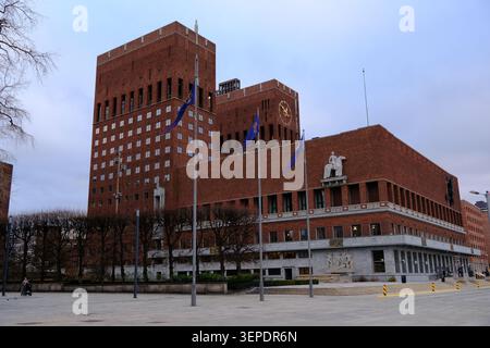 Oslo, Norvegia-26 novembre 2025: Vista esterna dell'iconico Municipio di Oslo in mattoni rossi in Norvegia Foto Stock