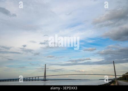Ampia vista panoramica del Ponte della Normandia sospeso sull'estuario della Senna. La maestosa struttura strallata con i suoi due alti piloni si erge sotto Foto Stock