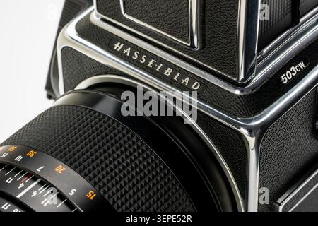 Fort Collins, CO, USA - 11 luglio 2020: Un dettaglio di Hasselblad 503CW, macchina fotografica di medio film d'epoca prodotta in Svezia nel 1999. Foto Stock