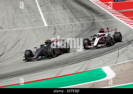 05 BORTOLETO Gabriel (bra), Audi F1 Team R26, azione 31 OCON Esteban (fra), TGR Haas F1 Team VF-26, azione durante il Gran Premio di Formula 1 Barcellona-Catalunya 2026, 7° round del Campionato del mondo di Formula 1 2026 dal 12 al 14 giugno 2026 sul circuito di Barcellona-Catalunya, a Montmelo, Spagna - foto Xavier Bonilla / DPPI Foto Stock