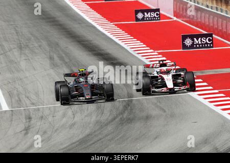 05 BORTOLETO Gabriel (bra), Audi F1 Team R26, azione 31 OCON Esteban (fra), TGR Haas F1 Team VF-26, azione durante il Gran Premio di Formula 1 Barcellona-Catalunya 2026, 7° round del Campionato del mondo di Formula 1 2026 dal 12 al 14 giugno 2026 sul circuito di Barcellona-Catalunya, a Montmelo, Spagna - foto Xavier Bonilla / DPPI Foto Stock