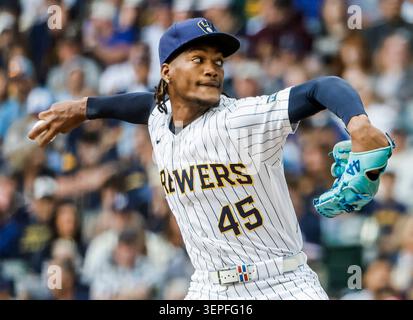 Milwaukee, Stati Uniti. 14 giugno 2026. Il lanciatore di rilievo dei Milwaukee Brewers Abner Uribe lancia nel settimo inning della partita MLB tra Philadelphia Phillies e Milwaukee Brewers all'American Family Field di Milwaukee, Wisconsin, domenica 14 giugno 2026. Foto di Tannen Maury/UPI credito: UPI/Alamy Live News Foto Stock