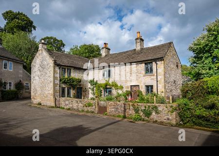 Vista a tre quarti dello storico Spa Cottage in pietra calcarea e pietra gritstone del XVIII secolo presso il Nook a Stoney Middleton, Peak District, Derbyshire, Foto Stock