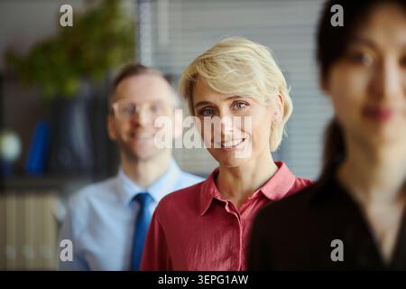 Ritratto di una donna d'affari caucasica di mezza età, leader del team di call center in ufficio, che rappresenta l'assistenza clienti e il lavoro di squadra. Per il branding dei servizi, il reclutamento delle risorse umane, la comunicazione aziendale Foto Stock
