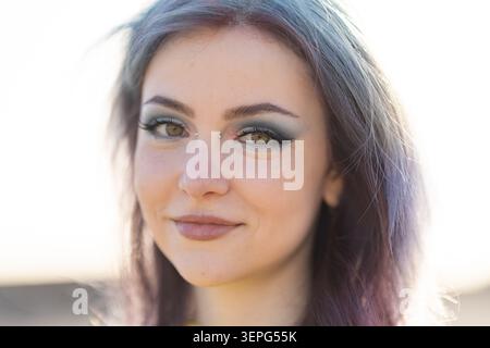 Giovane donna sorridente con capelli dai colori unici e piercing facciale Foto Stock