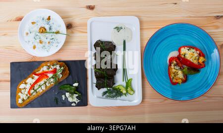 Piatti della cucina tradizionale bulgara con involtini d'uva, verdure e altro ancora Foto Stock