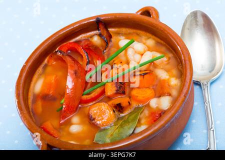 Zuppa di fagioli con carote lesse, pepe e verdure, servita in ciotola Foto Stock