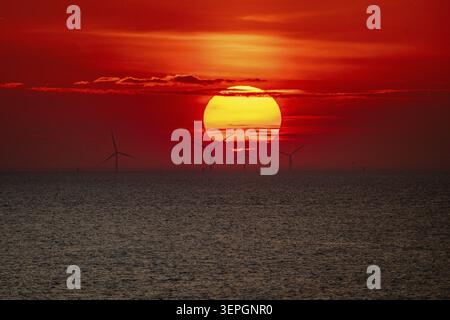 Tramonto spettacolare sul mare, turbine eoliche e turbine eoliche all'orizzonte, strisce di nuvole, Houvig Beach, Mare del Nord, Danimarca Foto Stock