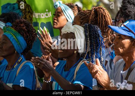 Gruppo di persone che applaudono e festeggiano durante un evento pubblico a Ciego de Ávila, Cuba Foto Stock