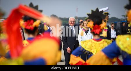 Giacarta, Indonesia. 15 giugno 2026. Il presidente tedesco Frank-Walter Steinmeier e sua moglie, Elke Büdenbender, arrivano all'aeroporto di Halim Perdanakusuma a Giacarta e assistono a una performance di danza di benvenuto. Durante il loro tour di quattro giorni in Asia, il presidente Steinmeier e sua moglie stanno visitando Indonesia, Filippine e Uzbekistan. Crediti: Bernd von Jutrczenka/dpa/Alamy Live News Foto Stock