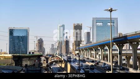 Grattacieli moderni e traffico autostradale su King Fahd Road nel centro di Riyadh, Arabia Saudita. Foto Stock