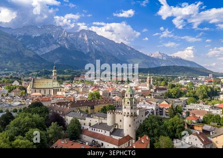 Ammira il nucleo storico di Hall in Tirolo con Burg Hasegg e la sua iconica Munzerturm (torre della zecca) che si innalza in primo piano, i monti Karwendel Foto Stock