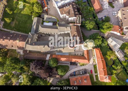 Vista diretta dal drone sopra la testa del Konigliches Damenstift, il Convento reale delle signore di Hall in Tirol, Tirolo, Austria. Dall'alto, l'interl del complesso Foto Stock