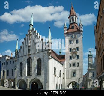 Vista dell'Altes Rathaus (Municipio Vecchio) di Monaco, Baviera, Germania, sul lato orientale di piazza Marienplatz. La facciata tardogotica a gradini Foto Stock