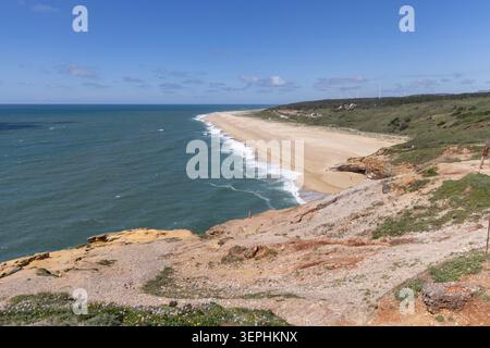 Vista dal forte di Sao Miguel Arcanjo della spiaggia di Praia do Norte (North Beach) dall'Oceano Atlantico, che a causa delle sue enormi onde bianche Foto Stock
