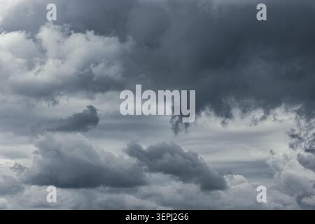 Foto di sfondo cielo nuvoloso scuro. Si formano spettacolari nuvole di tempesta grigie. Foto Stock