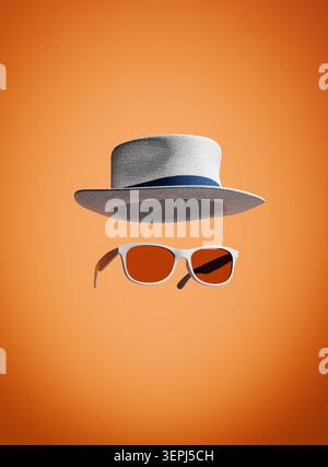 Cappello e occhiali da sole che si innalzano, simboleggiano le vacanze estive, i viaggi e lo stile personale. Accessori alla moda minimalisti Foto Stock