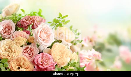 Bel bouquet di rose. Fiori colorati sfondo festivo. Concetto floreale. Foto Stock