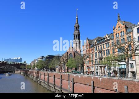 Una vista della chiesa di Santa Caterina ad Amburgo, Germania. La chiesa si trova accanto a Zollcanal, un canale marittimo del XIX secolo. Foto Stock