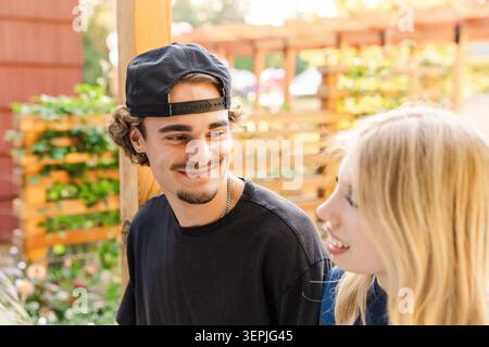 Giovani amici felici che parlano all'aperto Foto Stock