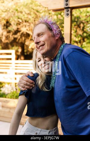 Felice padre e figlia che abbraccia all'aperto Foto Stock