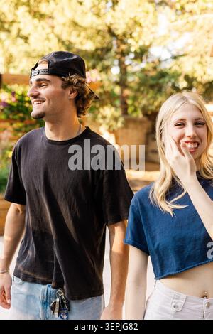 Giovani amici felici che escono all'aperto Foto Stock