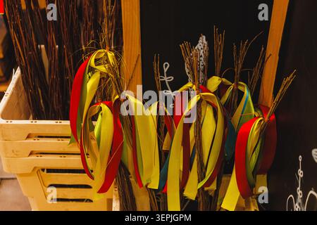 Palme tradizionali pasquali, verbo decorato con nastri colorati Foto Stock