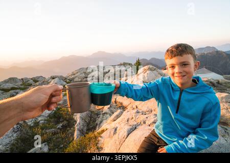 Tazze per bambini e adulti in cima a una montagna Foto Stock