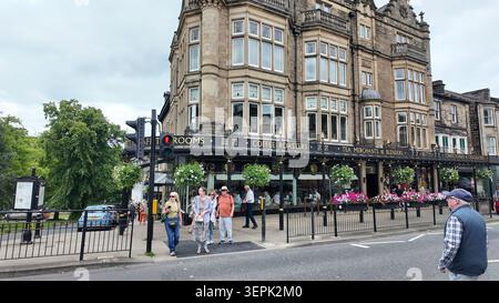 Vista sulla strada della città vittoriana di harrogate, North Yorkshire Foto Stock