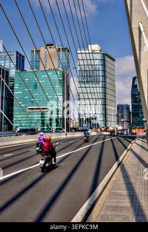 Traffico che attraversa il ponte BaSon sul fiume Saigon, ho chi min, Vietnam Foto Stock