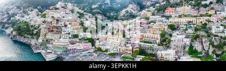 L'incantevole bellezza del mare di Positano: Un villaggio sulla scogliera abbracciato dall'azzurro mediterraneo, sulla Costiera Amalfitana, nel sud Italia Foto Stock