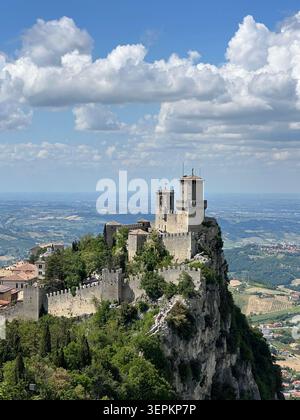 La Torre Guaita, nota anche come Torre Rocca, è arroccata sul Monte Titano a San Marino. Questa fortezza medievale, risalente all'XI secolo, è una fortezza di charact Foto Stock