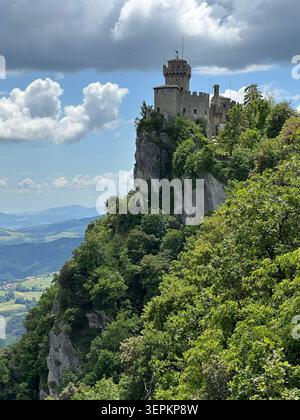 La Torre del Cestino o Fratta si erge maestosamente in cima al Monte Titano nella città di San Marino. La fortezza medievale, costruita in pietra, presenta uomini di battaglia Foto Stock