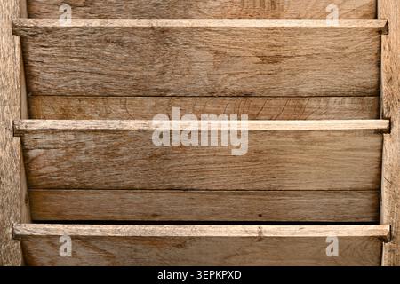 Sfondo rustico con spranghe orizzontali di legno sulla ruota dell'acqua Foto Stock