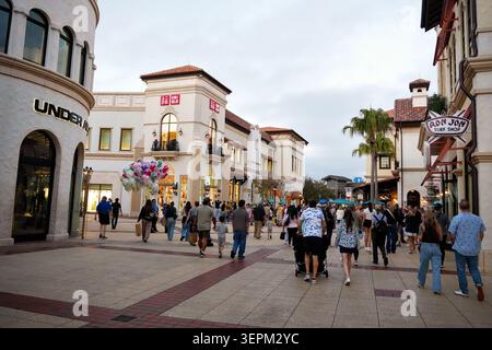 Orlando USA, febbraio 28 2026, via dello shopping di Disney Springs Foto Stock