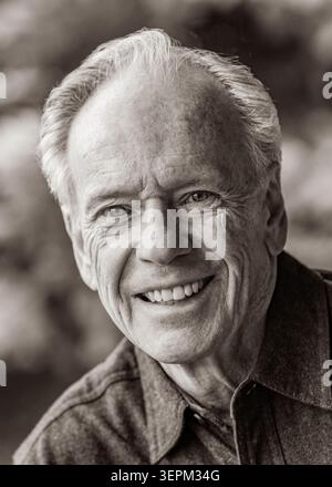 Ritratto di sorridente uomo senior all'aperto Foto Stock