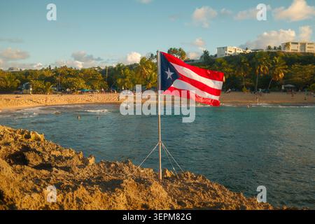 Le splendide acque turchesi e le formazioni rocciose calcaree naturali uniche della spiaggia di Mar Chiquita a Manatí, Porto Rico. Foto Stock